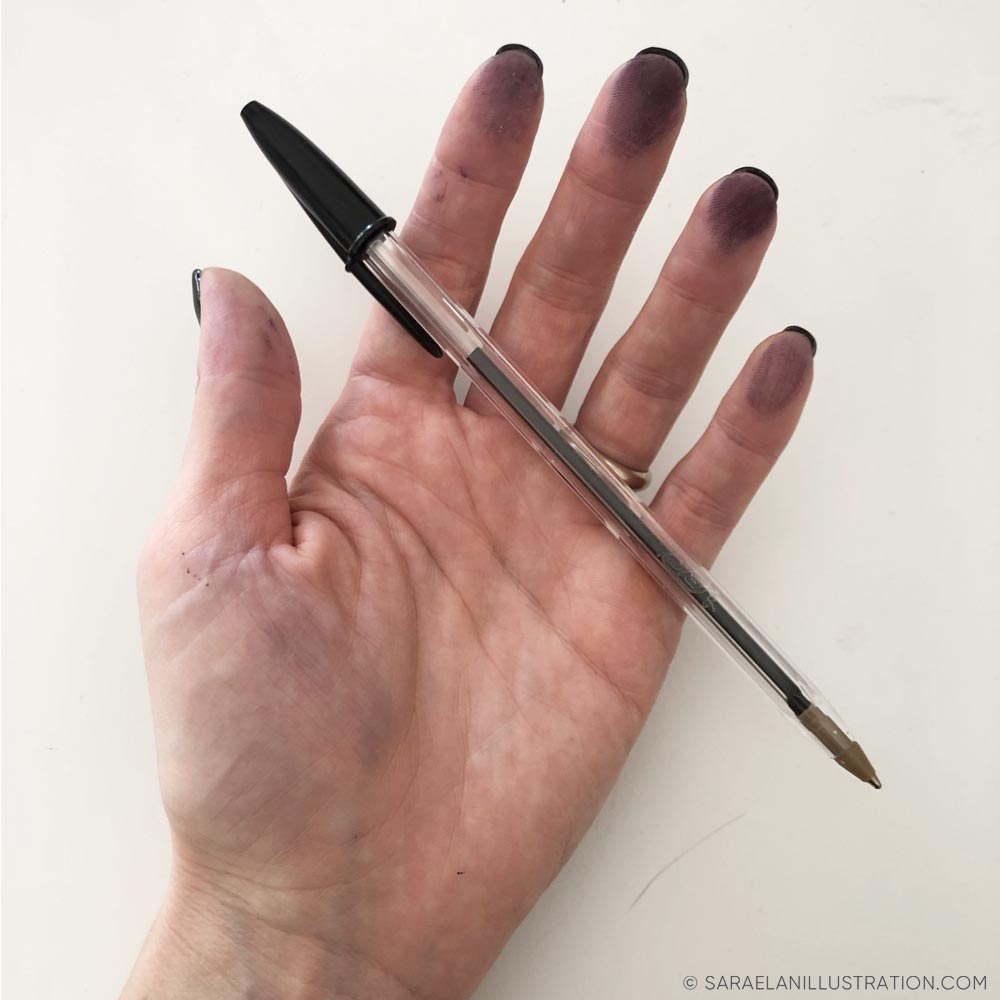 Fotografia orizzontale con una mano che tiene una penna dopo aver